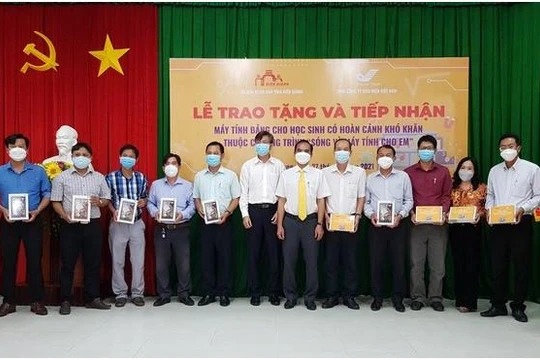 Bưu điện Việt Nam trao máy tính cho học sinh tỉnh Kiên Giang. Ảnh Mic