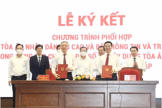 Lãnh đạo Bộ TT&TT và TAND Tối cao ký chương trình phối hợp về chuyển đổi số. Ảnh Mic