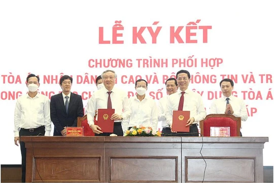 Lãnh đạo Bộ TT&TT và TAND Tối cao ký chương trình phối hợp về chuyển đổi số. Ảnh Mic