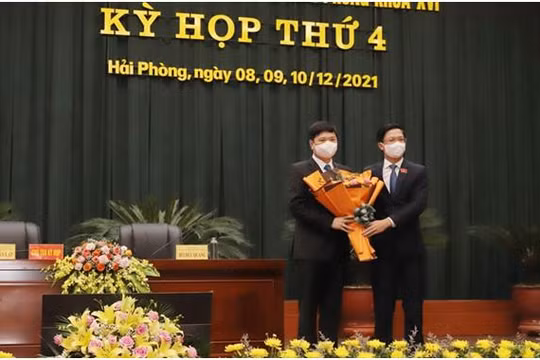 Chủ tịch HĐND.TP Hải Phòng Phạm Văn Lập chúc mừng Phó Chủ tịch UBND Hoàng Minh Cường.