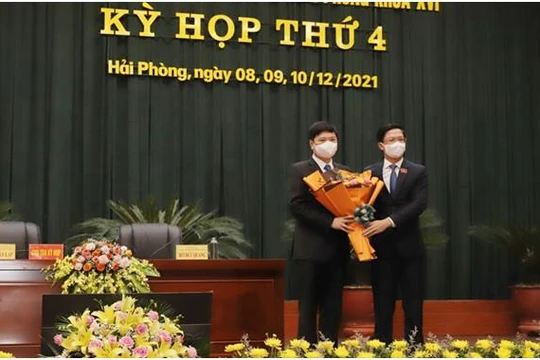 Chủ tịch HĐND.TP Hải Phòng Phạm Văn Lập chúc mừng Phó Chủ tịch UBND Hoàng Minh Cường.