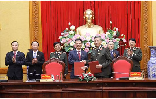 Bộ trưởng Bộ Công an Tô Lâm và Bộ trưởng Bộ TT&TT Nguyễn Mạnh Hùng ký Quy chế phối hợp. Ảnh Mic