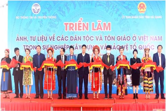 Các đại biểu cắt băng khai mạc buổi triển lãm. Ảnh Mic