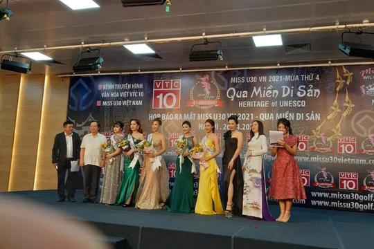 NSND Lê Tiến Thọ nguyên Thứ trưởng Bộ VHTT&DL tặng hoa cho các người đẹp. Ảnh AT