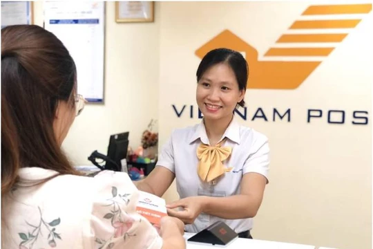 Nhân viên bưu điện làm việc với khách hàng. ảnh Vietnam Post