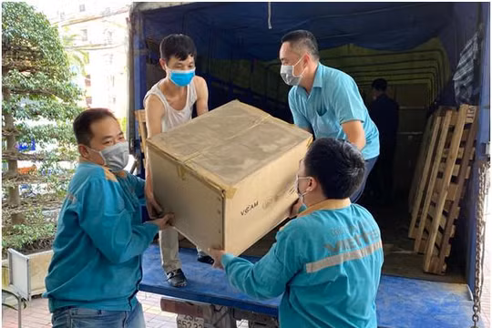 Viettel Bắc Giang đang vận chuyển camera đến điểm lắp đặt. Ảnh Mic