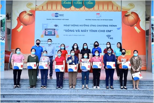 Đại diện VNNIC trao quà cho các em ở trường THCS Dịch vọng, Hà Nội. Ảnh Mic