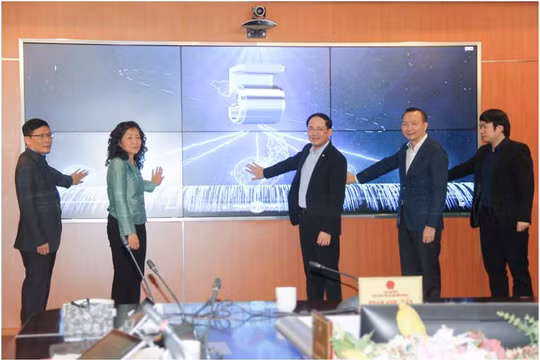 Thứ trưởng Bộ TT&TT Phạm Anh Tuấn bấm nút khai trương Cổng TTĐT hỗ trợ sản xuất nông nghiệp. Ảnh Mic