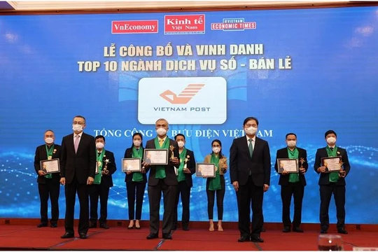 Ban tổ chức trao giải cho tốp 10