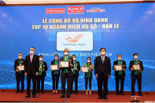 Ban tổ chức trao giải cho tốp 10