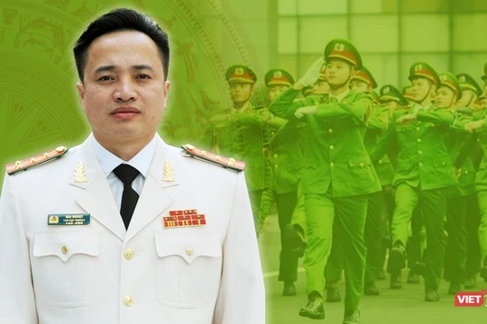 Đại tá Mai Hoàng vừa được trao quyết định bổ nhiệm Phó Giám đốc Công an TP.HCM. Ảnh: Văn Lâm