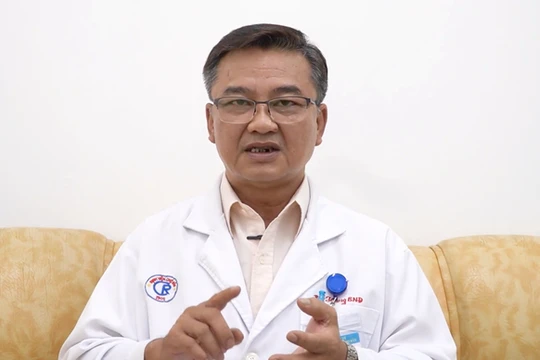 BS. Lê Quốc Hùng - Trưởng khoa Bệnh Nhiệt đới, BV Chợ Rẫy. Ảnh: HB 