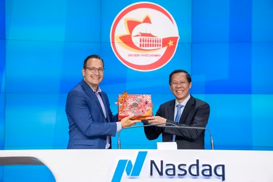 Chủ tịch UBND TP.HCM Phan Văn Mãi tặng quà lưu niệm lãnh đạo Sàn giao dịch chứng khoán NASDAQ. Ảnh: TTBC TP.HCM cung cấp