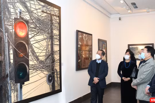 Đại biểu tham quan không gian trưng bày mỹ thuật đương đại