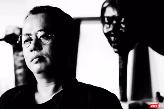 Tác phẩm của Tăng Huy chẳng có bất cứ điều gì là cụ thể, không hẳn siêu thực hay trừu tượng