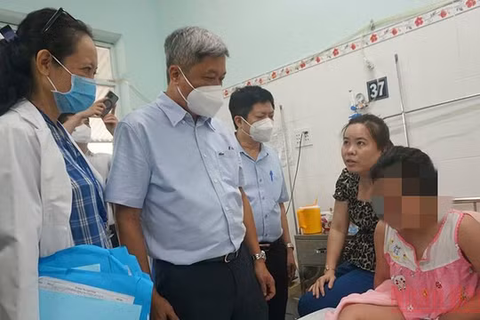 Thứ trưởng Y tế Nguyễn Trường Sơn kiểm tra công tác điều trị bệnh sốt xuất huyết tại Bệnh viện quận 8, TP.HCM