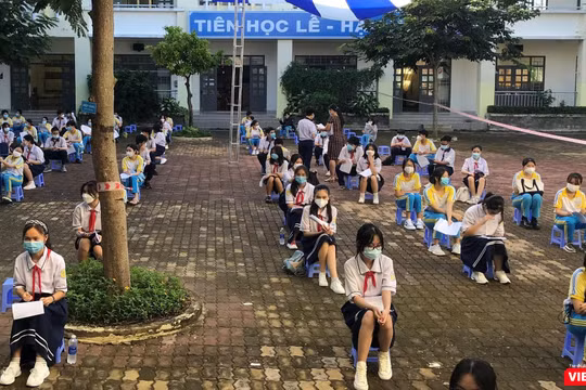 Với lứa tuổi học sinh, được đến trường học trực tiếp là niềm vui. Ảnh: Hoà Bình