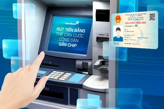 Với thẻ căn cước công dân gắn chip, người dân có thể dễ dàng rút tiền mặt tại ATM 