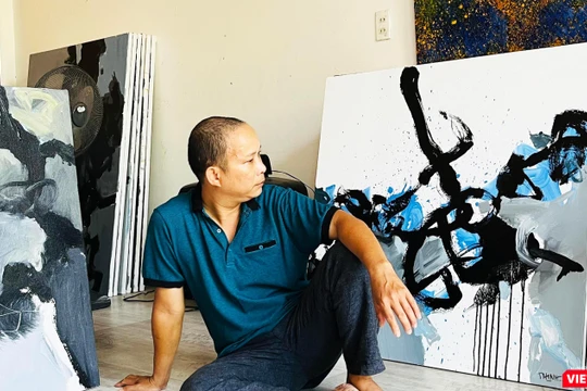 Họa sĩ Trần Vĩnh Thịnh bên các tác phẩm trừu tượng