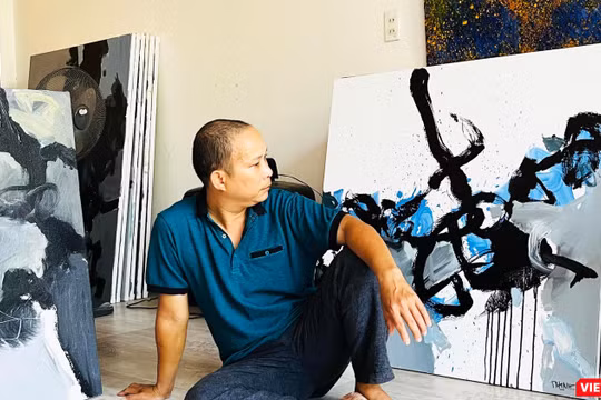 Họa sĩ Trần Vĩnh Thịnh bên các tác phẩm trừu tượng