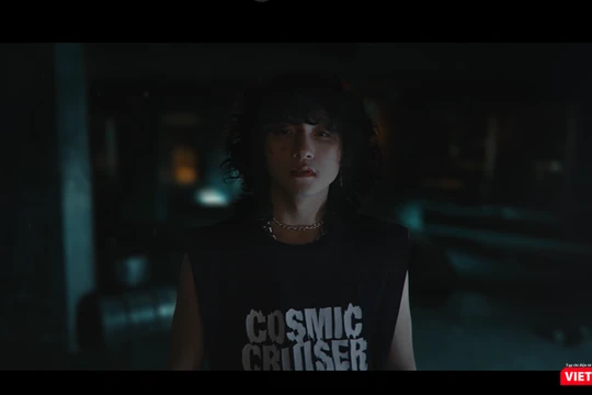 Cảnh cuối của MV là khoảnh khắc chàng trai tự kết liễu cuộc đời của mình bằng cách nhảy lầu - Ảnh chụp màn hình