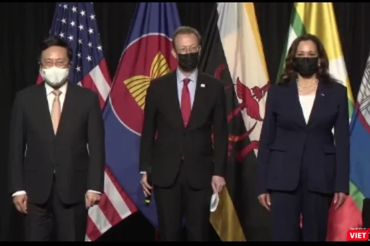 Phó Tổng thống Mỹ Kamala Harris cùng Phó Thủ tướng Phạm Bình Minh trong lễ khai trương Văn phòng khu vực Đông Nam Á của CDC Mỹ tại Hà Nội. Ảnh: V.A