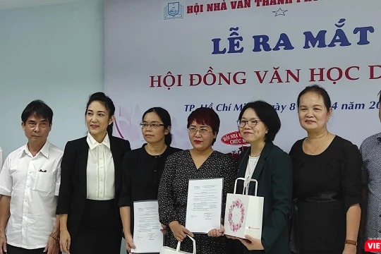 Nhà văn Trịnh Bích Ngân, Chủ tịch Hội Nhà văn TP.HCM, nhà văn Bùi Anh Tấn, Phó chủ tịch Hội - Tổng biên tập Tạp chí Văn nghệ TP.HCM; NSƯT Thanh Thúy, Phó Giám đốc Sở Văn hóa & Thể thao TP.HCM cùng Hội đồng Văn học dịch 