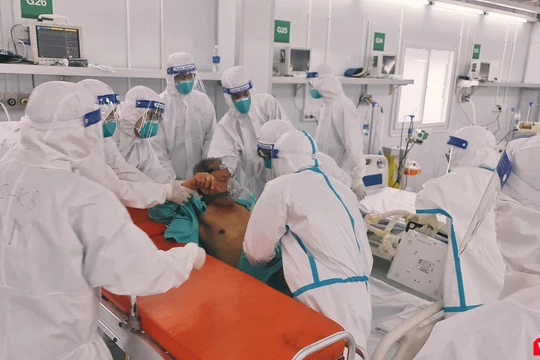 Cấp cứu bệnh nhân tại Bệnh viện Hồi sức COVID-19 Việt Đức tại TP.HCM giai đoạn đỉnh dịch