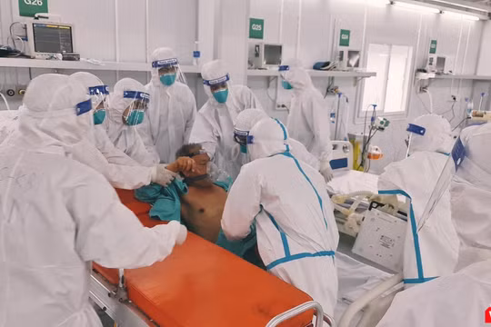 Cấp cứu bệnh nhân tại Bệnh viện Hồi sức COVID-19 Việt Đức tại TP.HCM giai đoạn đỉnh dịch