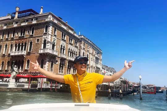 Diễn viên Hồng Đăng khoe hình đang đi du lịch châu Âu cách đây vài ngày. Ảnh: FBNV