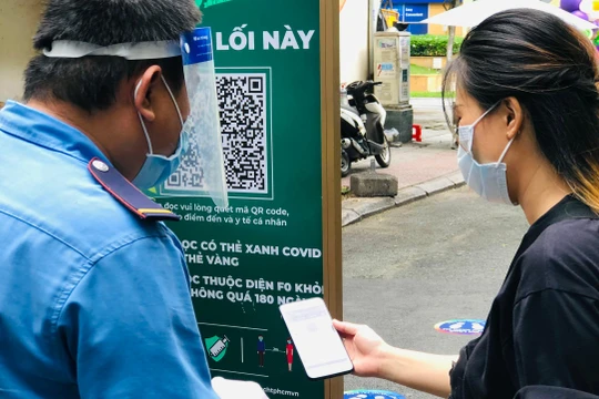 Quét mã QR khai báo y tế trước khi vào Đường sách TP.HCM. Ảnh: Hòa Bình