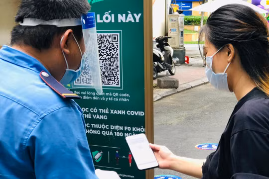 Quét mã QR khai báo y tế trước khi vào Đường sách TP.HCM. Ảnh: Hòa Bình