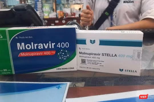 Thuốc kháng virus Molnupiravir được bán tại nhiều hiệu thuốc khu vực TP.HCM và Hà Nội nhưng người dân bắt buộc phải có bác sĩ kê đơn mới được mua 