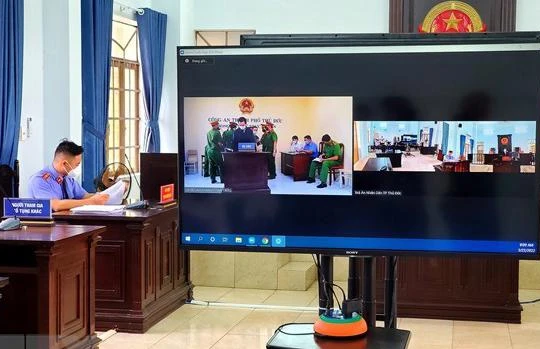 Phiên tòa trực tuyến tại Tòa án nhân dân thành phố Thủ Đức. (Ảnh: Thành Chung -TTXVN)