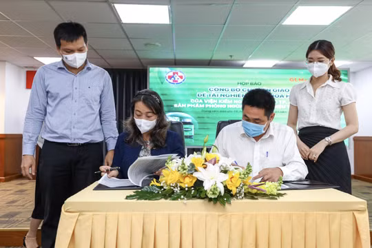 TS. Nguyễn Thị Thanh Hà – Phó Viện trưởng Viện Kiểm nghiệm thuốc TP.HCM (bên trái) và ông Nguyễn Việt Bình (bên phải) tại Lễ ký kết chuyển giao giữa Viện Kiểm nghiệm thuốc TP.HCM và Cty CP Dược phẩm Gia Lai