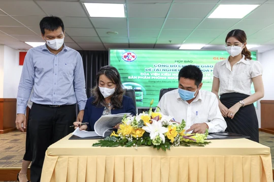 TS. Nguyễn Thị Thanh Hà – Phó Viện trưởng Viện Kiểm nghiệm thuốc TP.HCM (bên trái) và ông Nguyễn Việt Bình (bên phải) tại Lễ ký kết chuyển giao giữa Viện Kiểm nghiệm thuốc TP.HCM và Cty CP Dược phẩm Gia Lai