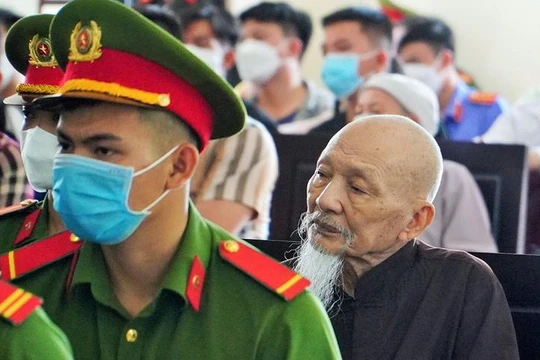 Bị cáo Lê Tùng Vân mệt mỏi ngồi dự phiên xử, liên tục ngáp ngủ tại phiên tòa. Ảnh - Báo Pháp luật