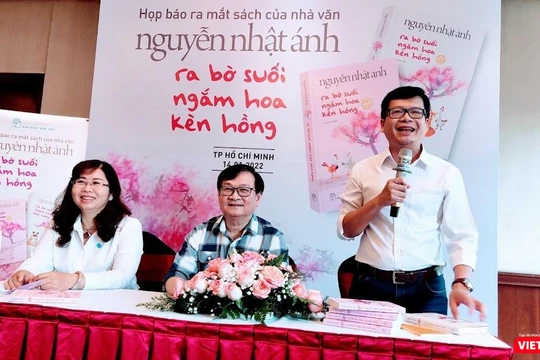 Nhà văn Nguyễn Nhật Ánh và Ban Lãnh đạo NXB Trẻ tại buổi ra mắt sách sáng 14/1 - Ảnh: Hoà Bình