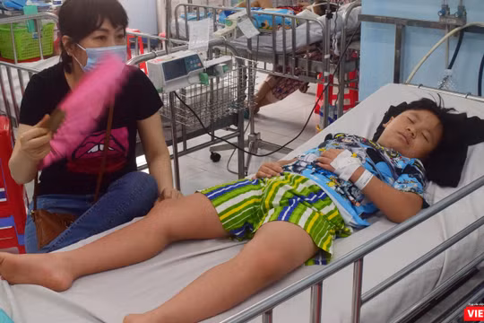 Bệnh nhân mắc sốt xuất huyết phải cấp cứu tại Bệnh viện Nhi Đồng 1 (TP.HCM). Ảnh: Hòa Bình