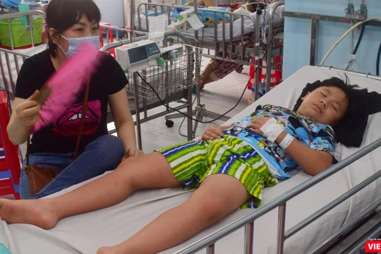Bệnh nhân mắc sốt xuất huyết phải cấp cứu tại Bệnh viện Nhi Đồng 1 (TP.HCM). Ảnh: Hòa Bình