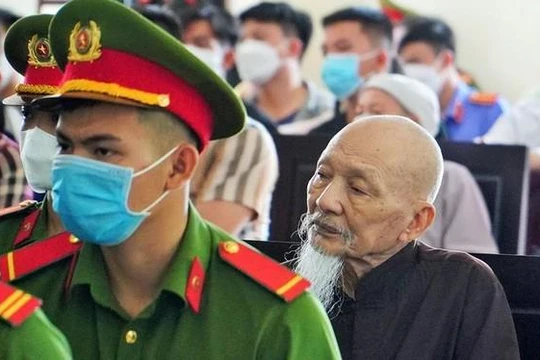 Bị cáo 90 tuổi Lê Tùng Vân nói "vẫn còn độc thân, đang chờ lấy vợ" 