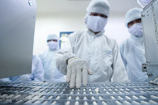 Bên trong nhà máy sản xuất thuốc đặc trị COVID-19 Công ty TNHH Liên doanh Stellapharm - Ảnh: Tiền Phong