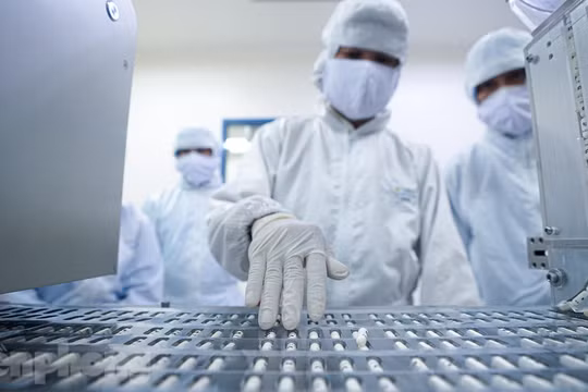 Bên trong nhà máy sản xuất thuốc đặc trị COVID-19 Công ty TNHH Liên doanh Stellapharm - Ảnh: Tiền Phong