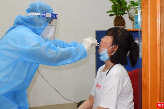 Test nhanh COVID-19 cho đối tượng học sinh, ngoài thực hiện tại các trạm y tế phường, xã, các bệnh viện, nay phụ huynh được phép tự thực hiện tại nhà với học sinh đối tượng F1. Ảnh: HCDC 