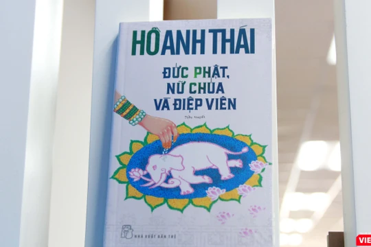 Nhà văn Hồ Anh Thái vừa ra mắt ấn phẩm mới "Đức Phật, nữ chúa và điệp viên" 