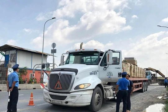 TP.HCM đề xuất Bộ GTVT cho phép xử phạt nguội xe chở quá tải trên địa bàn. Ảnh: TN