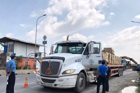 TP.HCM đề xuất Bộ GTVT cho phép xử phạt nguội xe chở quá tải trên địa bàn. Ảnh: TN