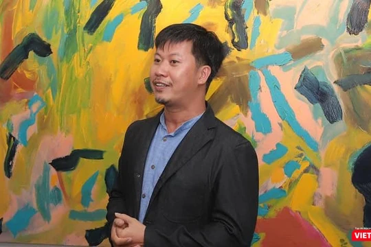 Tác giả Bùi Quang Viễn tại triển lãm đầu tiên mang tên Improvisation (tạm dịch: Ứng tác) trưng bày 29 tranh theo trường phái trừu tượng tại phòng tranh Alpha Art Station