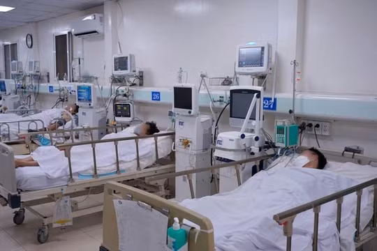Bệnh nhân ngộ độc Methanol nhập viện vào Bệnh viện Nhân dân Gia Định. Ảnh: Báo Tin tức