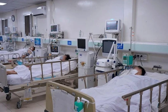 Bệnh nhân ngộ độc Methanol nhập viện vào Bệnh viện Nhân dân Gia Định. Ảnh: Báo Tin tức